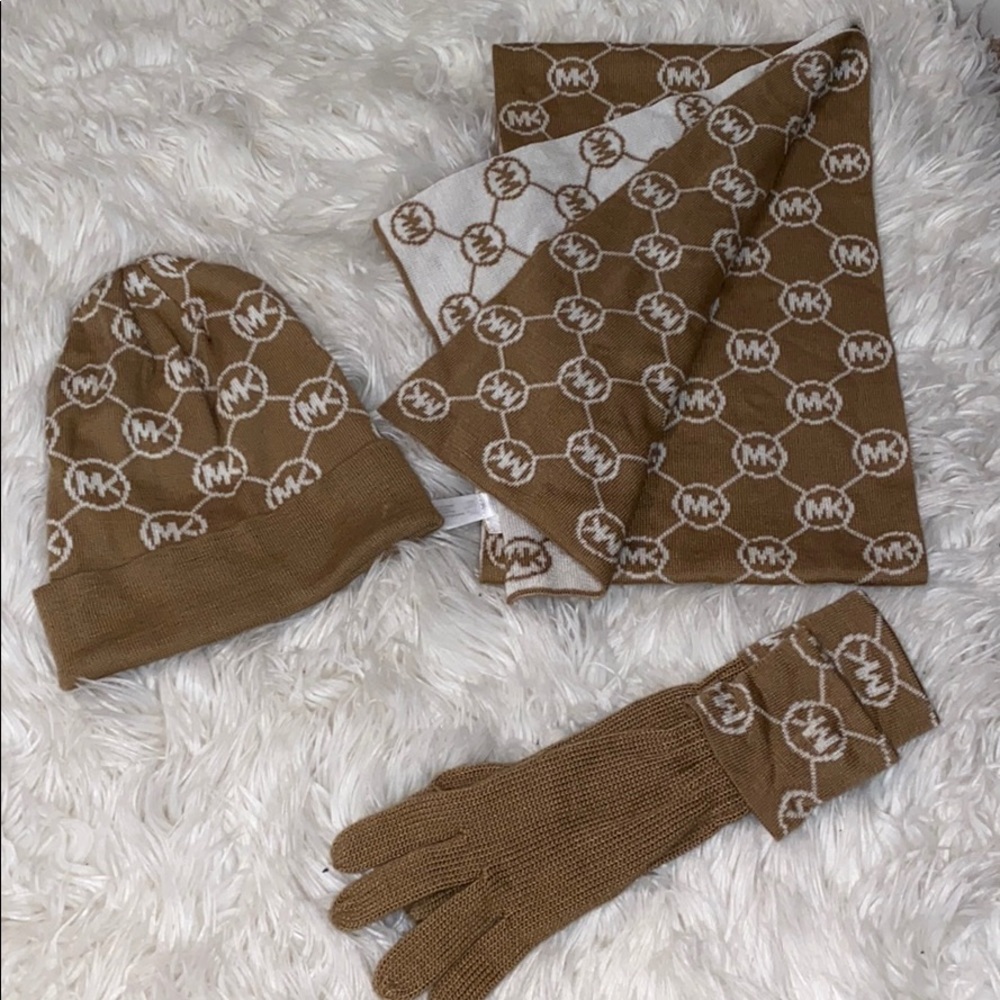 Beanie, scarf and gloves